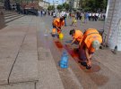 Поліцейські зареєстрували подію, комунальники оперативно відмили сходи та постамент