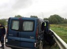 На Ровенщине микроавтобус Renault Trafiс налетел на металлический отбойник. Двое погибших. Информация о травмированных уточняется