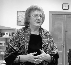 Романія Постолянюк працювала директоркою школи в селі Ямниця Тисменицького району на Івано-Франківщині. 2000 року очолила обласне управління освіти