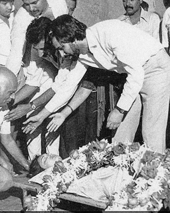 Рідні стюардеси Нірджі Бганот прощаються з нею перед кремацією в індійському місті Мумбаї 6 вересня 1986‑го. Напередодні її смертельно поранили терористи на борту літака в пакистанському місті Карачі