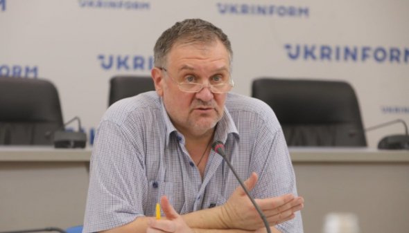 Зеленский начал превращаться в обычного украинского политика, который, несмотря на заявления о борьбе с олигархами, на самом деле идет на компромиссы с олигархическими группами, говорит Алексей Гарань.