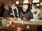 "Я думаю, ви і самі, хто ще застав СРСР, добре запам'ятали цих пахнучих нафталіном нещасних бабусь і дідусів - спини яких життя згинало навпіл"