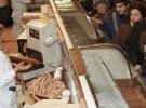 На світлинах показали черги та дефіцит у магазинах