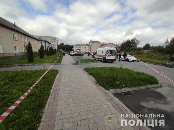 В Новоград-Волынском Житомирской области  на одной из улиц убили 48-летнюю женщину. Она приехала устраиваться на работу