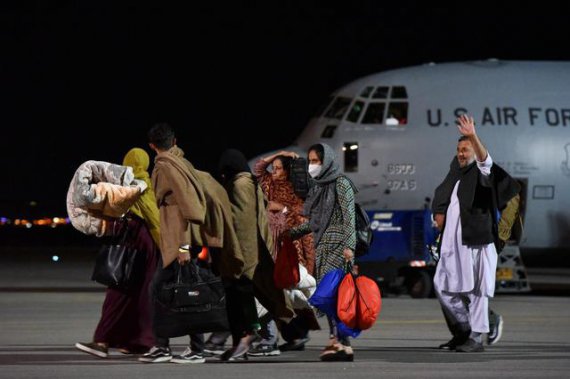 Эвакуированные афганцы в аэропорту столицы Косово, Приштине