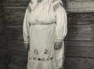 На фото Гаврилюк Н. Г. из с. Бышляк (Ровенский р-н), одеяние в настоящее время хранится в коллекции Ровенского краеведческого музея