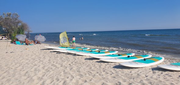 На острові можна взяти в оренду сапборди і надувні човни. 