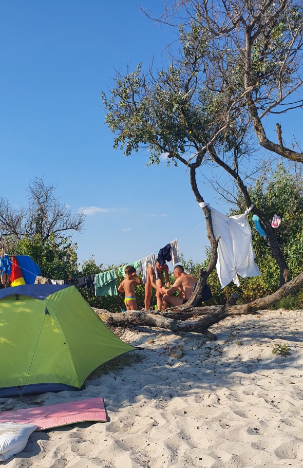 Значительная часть туристов живет на острове в палатках. В бухте можно арендовать бунгало.