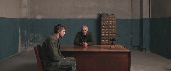 Актор Роман Луцький (ліворуч) у фільмі "Відблиск" виконує роль лікаря-добровольця, який намагається пристосуватися до мирного життя після звільнення з полону