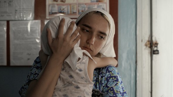 Акторка Марина Клімова у картині "Цензорка" грає жінку, яку засудили до ув'язнення за вбивство чоловіка. Після народження сина відбуває покарання у виправній установі Одеси
