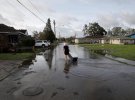 Люди намагалися врятувати свої речі з води.