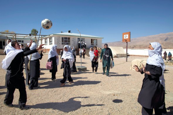 Дівчата грають у волейбол після уроків у середній школі Марказ в афганському місті Баміан, 13 жовтня 2010 року