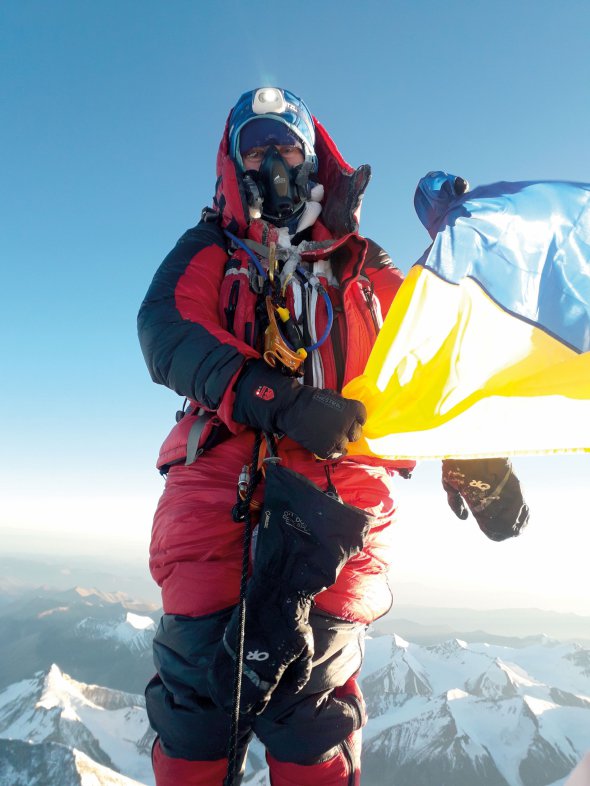 Оксана Літинська тримає український прапор на Евересті – найвищій вершині світу. Гора розташована в Гімалаях на кордоні Непалу й Тибету. Її висота – 8849 метрів. 2019 рік