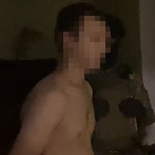 На фото педофіл, який ґвалтував сина співмешканки та знімав за його участі порно