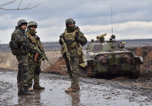Українські солдати на передовій у міста Дебальцеве, 24 грудня 2014 року 