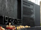 Глава государства и первая леди возложили цветы у мемориала жертвам Голодомора в американской столице. Фото: Офис президента