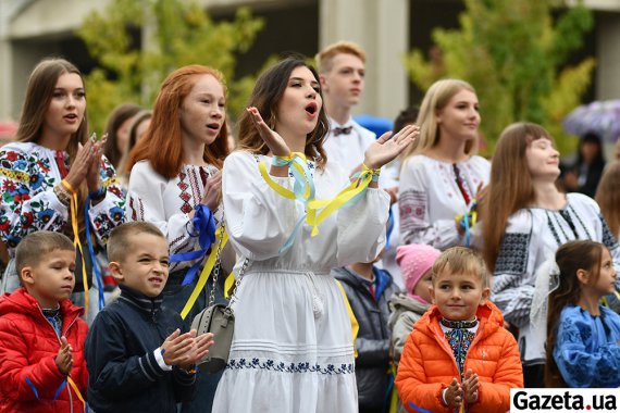 У кожній зі шкіл свято проходило по-різному, але всюди - за скороченою програмою