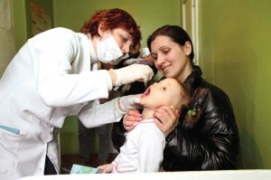Лікарі вакцинують дошкільнят від поліомієліту в Ужгородській міській дитячій поліклініці. В Україні обов’язкові щеплення проти 10 недуг: правця, кашлюка, дифтерії, кору, паротиту, краснухи, туберкульозу, гемофільної інфекції типу В, гепатиту В і поліомієліту. Вакцинація найефективніша, коли дотримуватися встановленого календаря