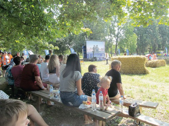 Жителі села Мухівці Немирівської громади Вінницького району дивляться українські фільми. Кіномобіль, лавки, стільці й солом’яні тюки для сидіння встановили на стадіоні біля будинку культури