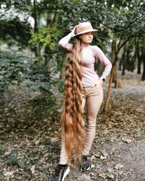 Алла Перкова працює телеведучою і моделлю. Має волосся завдовжки 1 метр 66 сантиметрів