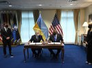Міністр оборони України Андрій Таран з американським колегою Ллойдом Остіним у Пентагоні підписують міжурядову угоду
