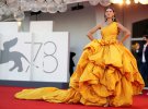 Італійська модель Б'янка Балті в жовтій сукні з довгим шлейфом від Dolce&Gabbana
