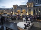Вчера, 1 сентября, с размахом открыли новое общественное пространство и "умный" фонтан с подсветкой на Арсенальной пл.
