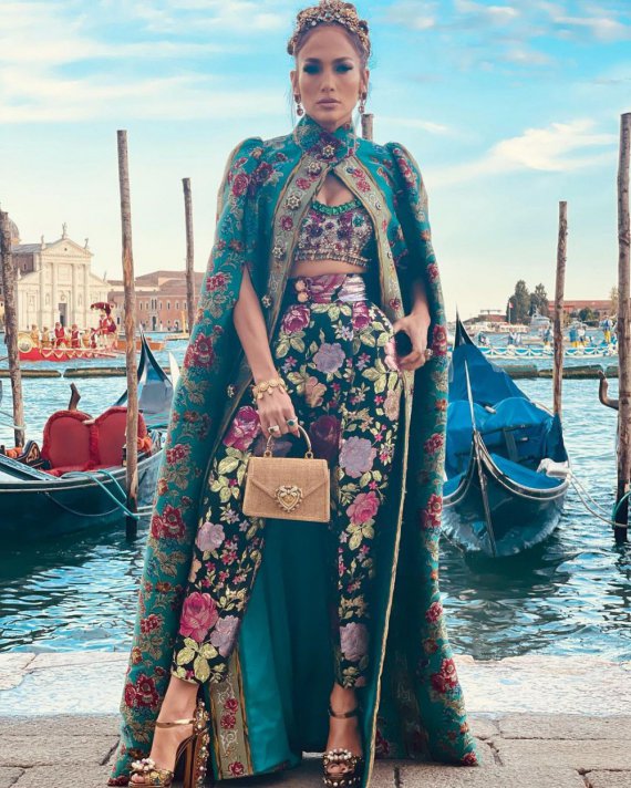 Дженніфер Лопес  вразила образом на показі  Dolce & Gabbana 
