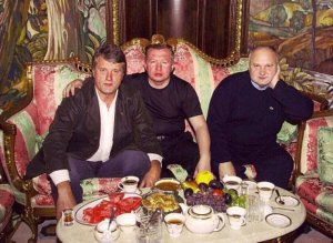 Слева направо - Виктор Ющенко, Владимир Сацюк, Игорь Смешко, 5 сентября 2004 год