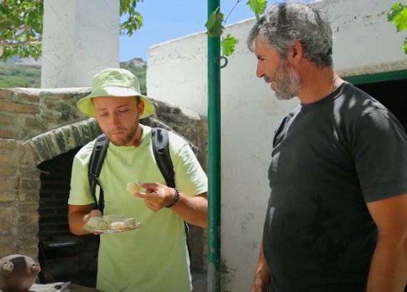 Ведущий тревела Антон Зайцев узнал, как изготавливают аутентичные сыры на греческом острове
