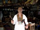 Олександр Будейчук із артефактами з музею, які знайшов у експедиціях