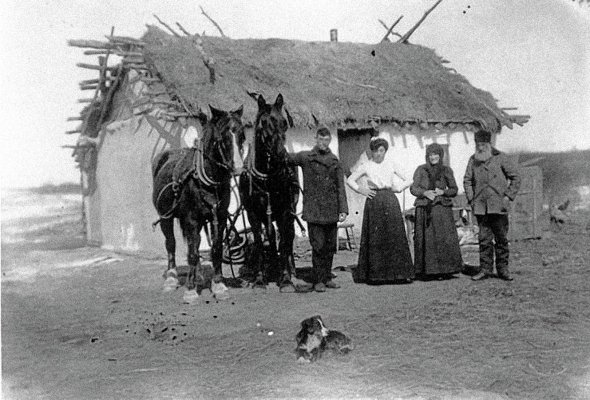 Родина українців стоїть біля хати в поселенні Ліптон у канадській провінції Саскачеван 1907 року