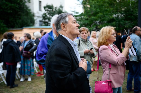 Режиссер Роман Балаян на концерте "Барвинский. Возвращение". Певица Наталья Половинка в сопровождении Национального президентского оркестра исполнила 12 солопений Василия Барвинского в рамках Bouquet Kyiv Stage в Софии Киевской.