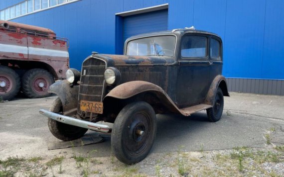 В Ирпене Киевской области обнаружили раритетный немецкий автомобиль Opel P4. Транспортное средство почти 70 лет стояло в деревянном сарае. Фото: tsn