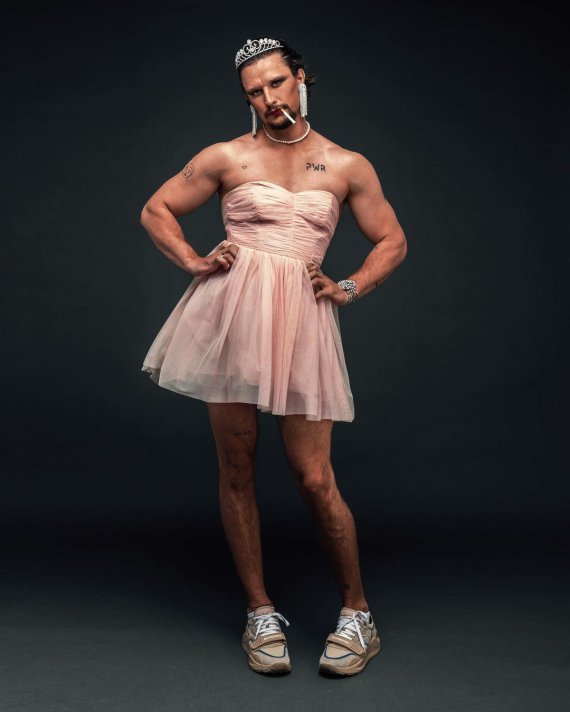 Український актор Тарас Цимбалюк опублікував фотосесію з макіяжем та у короткій рожевій сукні