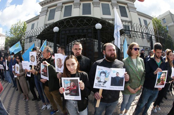 Біля посольства Російської Федерації у Києві відбувся мітинг на підтримку затриманих в окупованому Криму кримських татар
