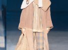 Дизайнер первой леди Украины Екатерина Сильченко представила наряд из итальянского кашемира, плетение ручной работы, свитера-рубашки сложного кроя, объемные бомберы и пончо