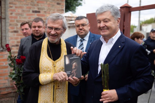 Напередодні Міжнародного дня благодійництва Порошенко передав пожертву харківському храму