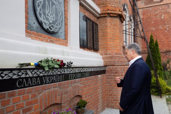 Накануне Международного дня благотворительности Порошенко передал пожертвование харьковскому храму