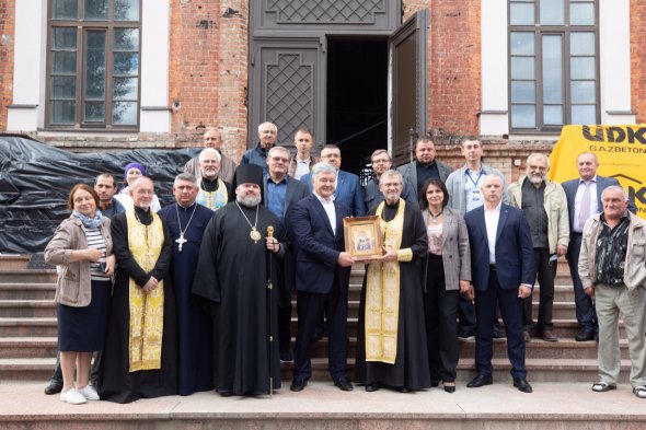 Напередодні Міжнародного дня благодійництва Порошенко передав пожертву харківському храму