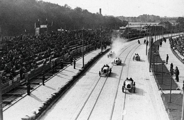 Кільцеві автомобільні перегони Гранпрі Львова проводили на вулицях міста у 1930–1934 роках. Станіслав Лем любив ці змагання й завжди відвідував. Відтоді все життя захоплювався автомобілями