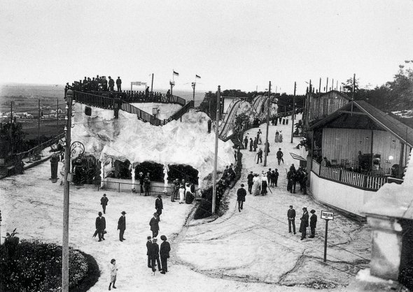 У львівському урочищі Кайзервальд – Цісарський ліс – 1908 року відкрили ”Луна-парк”. Звели за проєктом англійських архітекторів Томаса МакДаувела та Артура Леверака. Мав атракціони, триповерховий ресторан і відкритий літній майданчик. Працювали лотереї і театр бліх. З 1926-го почав діяти лижний трамплін
