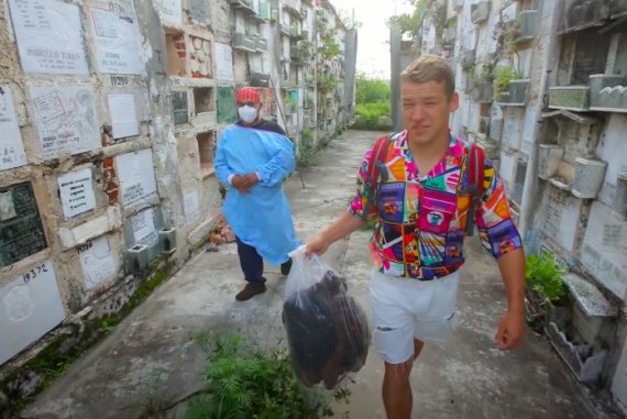 Ведущий тревел-шоу Антон Зайцев посетил кладбище для бедных в Гватемале
