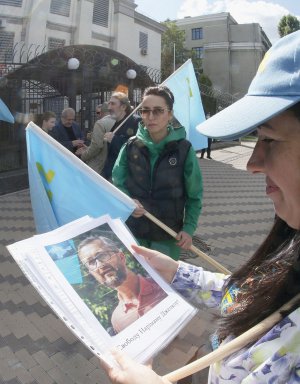 5 вересня на мітинг біля посольства Російської Федерації в Києві зібралися десятки людей. Вимагали звільнити викрадених на окупованому півострові кримських татар