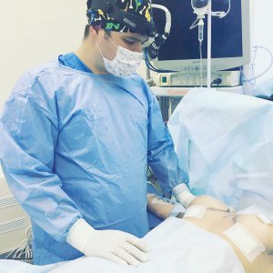 Столичний онколог Ігор Звєрев видаляє пухлину молочних залоз. Сучасні методики дозволяють зберегти груди. Іноді жінки навіть можуть ними годувати дитину