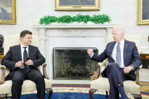 Президент України Володимир Зеленський, 43 роки, сидить у кабінеті президента США 78-річного Джозефа Байдена під час ­зустрічі 1 вересня у Вашингтоні
