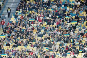 Уболівальники сидять на столичному стадіоні ”Олімпійський” під час відбіркового матчу Кубка світу з футболу між збірними України і Франції 4 вересня 2021 року. Маскового режиму не дотримуються. Щодня в країні виявляють понад дві тисячі хворих на коронавірус. Найбільше — у Києві, Харківській, Чернівецькій, Львівській і Вінницькій областях