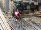 Египтянин работает в своей мастерской, где он изготавливает мебель из веток, Алжир