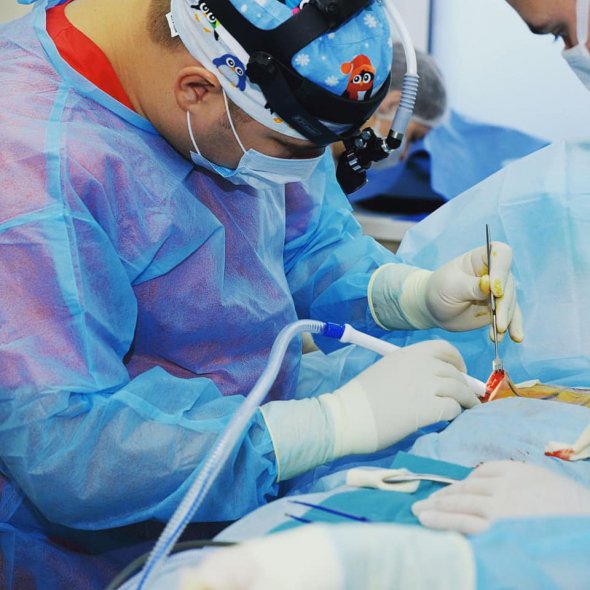 "Хирургическое вмешательство является обязательным на любой стадии рака молочной железы, кроме четвертой", - рассказал Зверев.