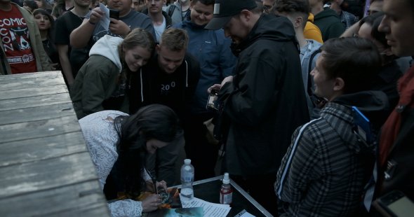 Eileen роздає автографи після виступу на Comic Con Ukraine